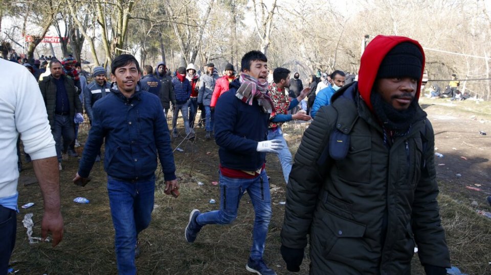 Tisíce migrantů se snaží dostat z Turecka do Řecka